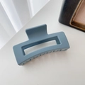 Pince à cheveux rectangulaire creuse bleu-gris mat en résine avec prise ferme - Bleu Brume Mat (8.5cm)