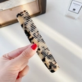 Pettine per capelli in acetato con motivo a tartaruga e denti fini tenuto in mano - Tartaruga Beige-13.7cm