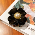 Elegant 6.3cm black resin flower hair claw clip with pearl center and golden detailing - Black