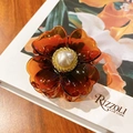Eleganter bernsteinfarbener Harz Blumen Haarklammer mit cremefarbener Perle auf Kunstbuch - Klar Kaffee