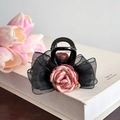 Détail d'une rose en satin rose et nœud en tulle noir sur un support blanc décoratif - Pince Fleur Rose-8.1cm