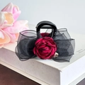 Détail de la grande pince à cheveux avec rose en tissu rouge foncé et nœud en organza noir - Pince Fleur Rouge-8.1cm