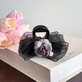 Vue détaillée du nœud en résille noire et de la fleur de camélia grise sur la pince - Pince Fleur Grise-8.1cm
