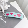 Pince à cheveux en acétate bleu clair avec cœurs roses et mécanisme à ressort - Barrette Cœur Bleu