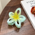 Gros plan d'une pince à cheveux fleur translucide vert menthe et jaune sur bois - Bleu-7.7cm