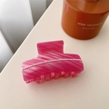 Pinza para el pelo jaspeada rosa con perlas blancas y elegante acabado de acetato - Rosa Fuerte Mármol