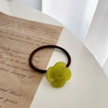 Eleganter Haargummi mit grüner Harzrose und hochelastischem Band auf Vintage-Papier - Aquagrün