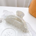 Elegante pinza per capelli a semicerchio in acetato bianco perla effetto marmorizzato - Ciano Cangiante