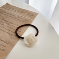 Élastique à cheveux fleur de camélia crème avec bande élastique marron robuste - Blanc Gemme