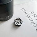Elegante zwart-witte camelia haaraccessoire met centrale parelmoer decoratie - Kleine Haarklem-2.5cm