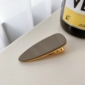 Pinza para el pelo minimalista gris oscuro con clip de metal dorado sobre fondo blanco - 6cm / gris oscuro