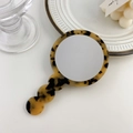 Specchio da trucco rotondo con cornice in acetato tartarugato e impugnatura ondulata - 14,2 cm / Tartarugato Beige