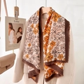 Grote vierkante sjaal met oranje zonnebloemprint en franjes op een beige jas - Grote Vierkante Sjaal / Beige