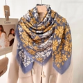 Elegante 130cm vierkante sjaal met blauwe en gele bloemenprint op een wollen jas - Grote Vierkante Sjaal / Blauw