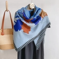 Foulard quadrato artistico con stampa botanica, accenti arancioni e bordi a frange - 130x130cm / Blu