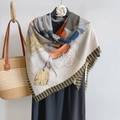 Elegante scialle con stampa floreale vintage e motivi botanici su sfondo bianco panna - 130x130cm / Grigio chiaro