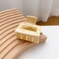 Eleganter cremefarbener Haarclip aus Acetat mit Marmoreffekt auf Holztablett-Dekor - 5cm / Creme Marmor (Kleines Quadrat)