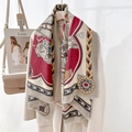 Grand châle élégant à imprimé équestre et franges sur manteau beige pour voyage - 130cmx130cm / Rouge