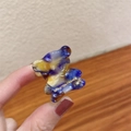 Mini-Bär Haarklammer aus buntem Marmor-Acetat mit goldenem Creation France Logo-Schriftzug - Sternenblau