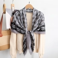 Écharpe élégante à motif de chardon avec détails de franges sur fond de tricot beige - Gris