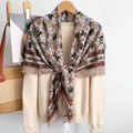 Châle classique imprimé à carreaux orange et marron assorti à un pull en maille crème - Rose Lotus