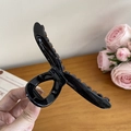 Large glossy black hair claw clip with cross teeth for thick hair in everyday use - 12.6cm / Black