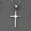 Minimalistische zilveren kruis ketting met sprankelende witte zirkoon op grijze achtergrond - Hanger Ketting