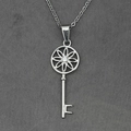 Collana con ciondolo a chiave argentata lucida con intaglio floreale e zircone - Solo Ciondolo (Senza Catena)