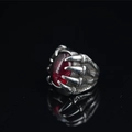 Anillo gótico de garra de dragón con piedra roja ovalada sobre fondo negro reflectante - US 7 / Color Acero