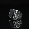 Anello vintage in acciaio al titanio da uomo con gemma nera su fondo nero elegante - US 7 / Nero Acciaio
