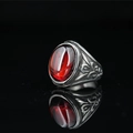 Anillo de acero de titanio estilo maya vintage con gema roja y grabados florales - US 7 / Rojo