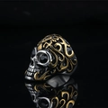 Anillo de calavera punk con filigrana dorada y cristales negros en reflejo espejo - US 7 / Oro Negro