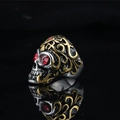 Anillo de calavera punk gótica en plata vintage y oro con gemas rojas y reflejo simétrico - US 7 / Oro Rojo