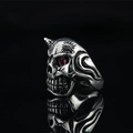 Vintage punk skull ring in antique silver with red gemstone eyes and horn details - US 7 / Red