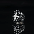 Anillo hip hop gótico con cruz y relieves de calavera en plata envejecida para hombres - US 7 / Plateado