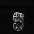 Anello gotico vintage in argento con croce e incisioni floreali su fondo nero - US 7 / Argento