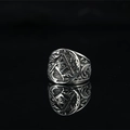 Retro Freimaurer Ring aus Edelstahl mit Zirkel und Winkelmaß auf schwarzem Hintergrund - US 7 / Silber