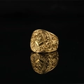 Vintage goldener Freimaurer-Ring mit Kompass und G-Symbol auf reflektierendem Hintergrund - US 7 / Gold