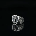 Anello scudo da uomo in acciaio inossidabile con croce e dettagli incisi vintage - US 7 / Nero Acciaio