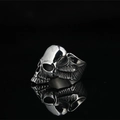 Gotischer Totenkopfring für Herren mit Adlerflügeln aus schwarzem Edelstahl-Finish - US 7 / Stahlschwarz