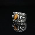 Anillo punk gótico de acero de titanio con piedra de ojo de tigre y relieve de calavera - US 7 / Ojo de tigre