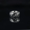 Anello vintage con carpa koi in acciaio al titanio da uomo con pietra nera e riflesso specchio - US 7 / Argento antico