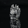 Anello teschio fiamma gotica in acciaio inossidabile vintage con riflesso su sfondo nero - US 7 / Color Acciaio