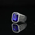 Anello vintage in acciaio inossidabile con zaffiro blu taglio smeraldo e filigrana decorata - US 7 / Base in Acciaio Strass Blu