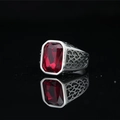 Anello vintage in acciaio al titanio con gemma rossa rettangolare e motivi intagliati - US 7 / Base in Acciaio Strass Rosso