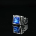 Anillo de sello para hombre en acero plateado con zafiro azul y greca tallada - US 7 / Acero Azul