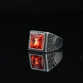 Anillo vintage para hombre de acero inoxidable con gema roja cuadrada y motivos griegos - US 7 / Rojo