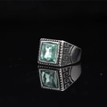 Anillo vintage de acero inoxidable para hombre con piedra verde corte esmeralda y greca - US 7 / Verde Acero