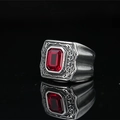 Vintage Herrenring aus Stahl mit großem roten Zirkon und kunstvollen floralen Gravuren - US 7 / Rot