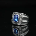 Vintage Herrenring aus Edelstahl mit blauem Zirkonia und barocker Gravur auf Schwarz - US 7 / Blau
